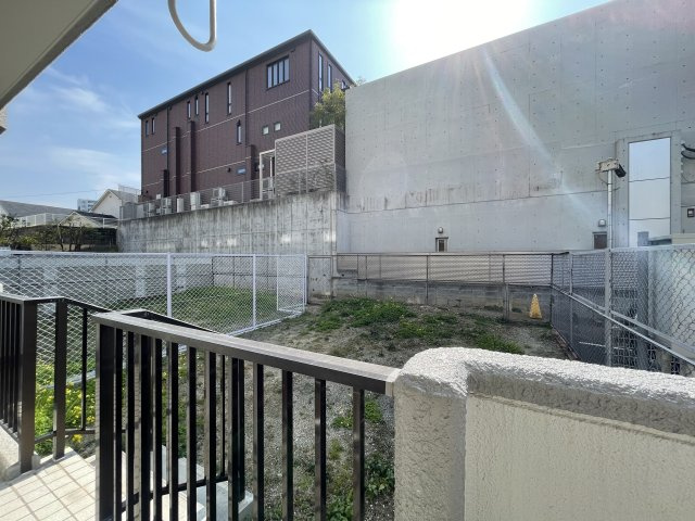 チサンマンション小笹の庭|戸建て感覚が味わえる約48.75㎡の専用庭付き。ガーデニングや家庭菜園が楽しめます。