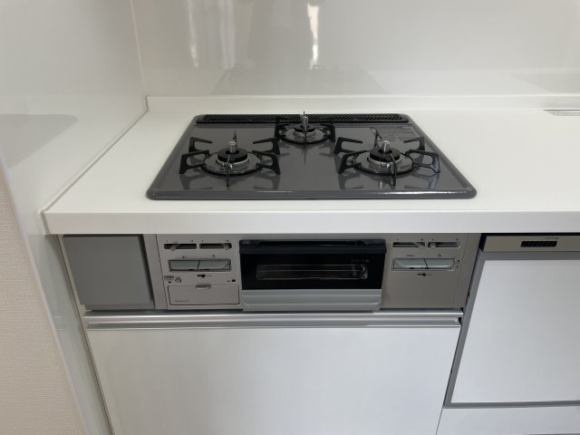 チサンマンション小笹のキッチン|毎日の料理がスムーズになる3口ガスコンロです。