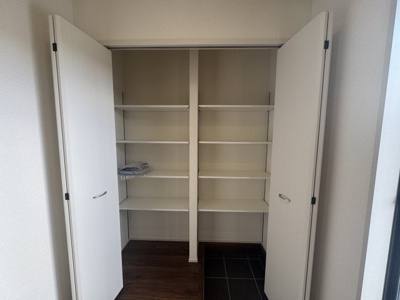 【玄関】 | 豊見城市我那覇（全3棟）3号棟 | 3号棟　十分な収納付き玄関♪