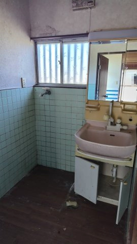 ６６４６３　羽島市上中町長間中古戸建ての洗面所