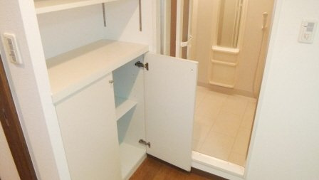 アソシエール西船橋|備え付けの収納棚です