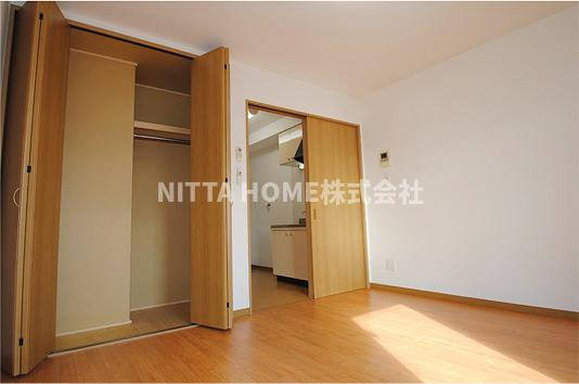 ヴィアーレKITAの居間・リビング|クローゼット付きの洋室です★