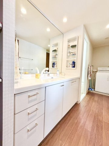 マークスタウン・グランフィーネ川西の独立洗面台|洗面室