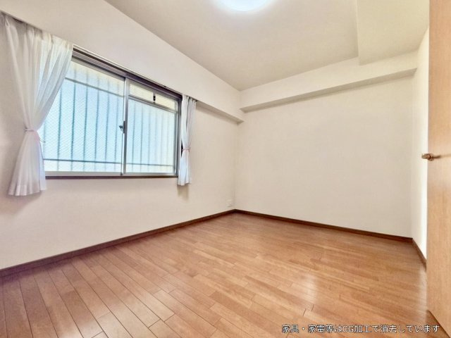 マークスタウン・グランフィーネ川西の洋室|洋室　約6.5帖
※一部既存家具はAIで削除しております。