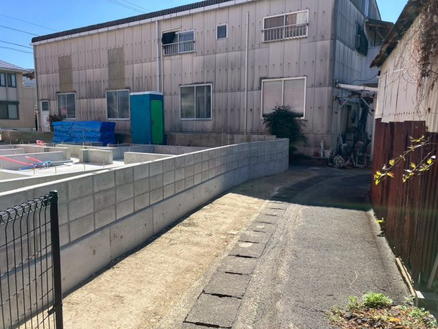 丸亀市　中府町①　太陽光つきオール電化住宅の前面道路含む現地写真