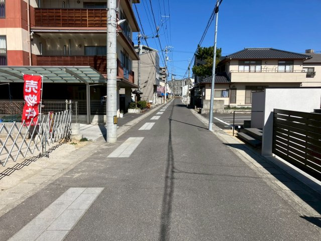 丸亀市　中府町①　太陽光つきオール電化住宅の前面道路含む現地写真