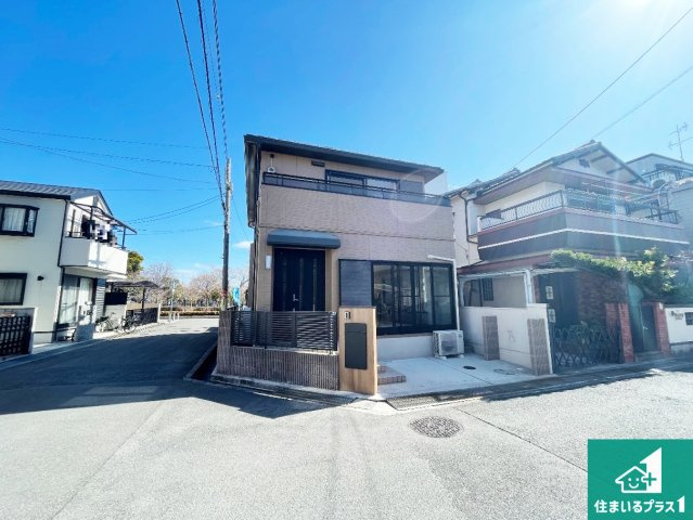 伊丹市山田　中古一戸建ての前面道路含む現地写真|周辺は閑静な住宅街！前面道路広々で車の出し入れも便利です。駐車が苦手な方でも安心して車庫入れできます！