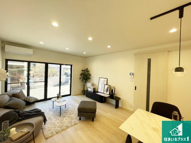 伊丹市山田　中古一戸建ての居間・リビング|シンプルなリビングは、観葉植物等のインテリアを楽しめますね！パパ好みにも、ママ好みにも家具次第で雰囲気を変えることができます！
