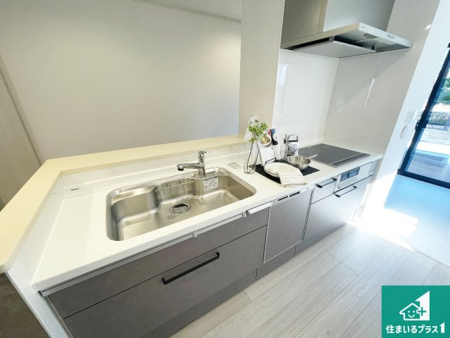 伊丹市山田　中古一戸建てのキッチン|リビングと統一感があり、使い勝手のいいキッチン。広々としているので、二人並んで作業が出来ちゃいます。お子様と一緒に色々なお料理に挑戦できるスペースがあります。