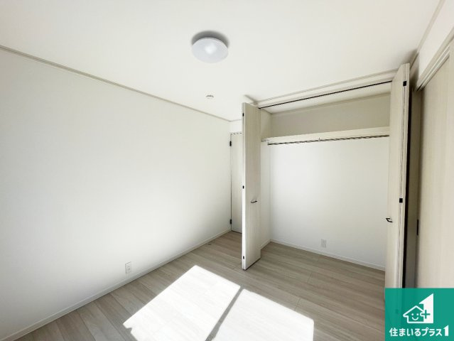 伊丹市山田　中古一戸建ての洋室|収納スペースが充実しているので子供の成長に合わせてたくさん収納ができます！家族構成に合わせた様々な活用ができる収納！