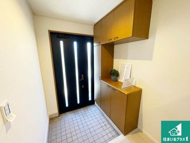 伊丹市山田　中古一戸建ての玄関|シューズボックスにはたくさんの靴が収納できるので玄関周りはいつもスッキリ！ご家族が増えても安心！