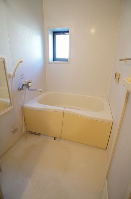 メープルヒルズAの浴室|※写真は別部屋です。
