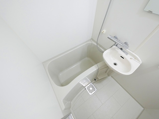 レオパレス萩ヶ丘の浴室|コンパクトで使いやすいお風呂です