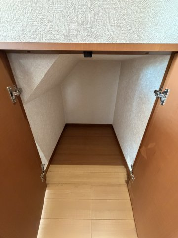 伊奈町貸戸建の収納|階段下収納です