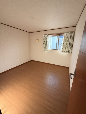 伊奈町貸戸建の洋室|2階、真ん中の洋室です