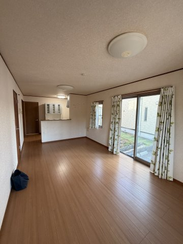 伊奈町貸戸建の居間・リビング|こちらの居間で趣味の時間をお楽しみください