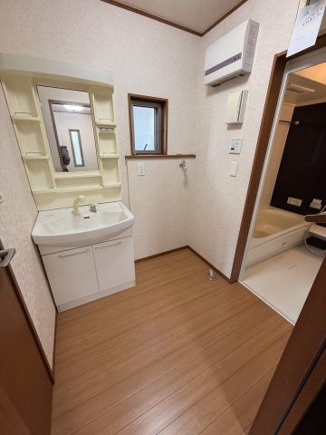 伊奈町貸戸建の洗面所|脱衣スペースもあります