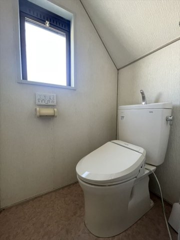 椿山貸家のトイレ|落ち着いた色調のトイレです