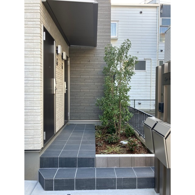 Lys blancのエントランス|落ち着いたエントランスです