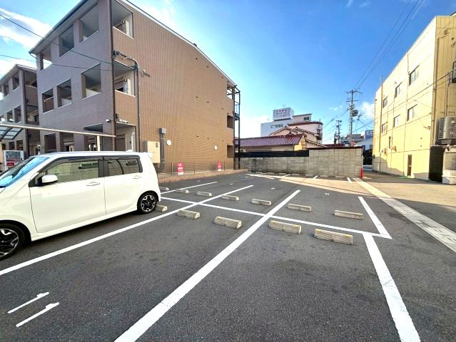 ラ・メール本町A棟の駐車場