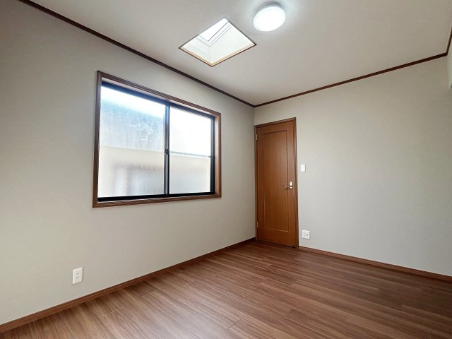 宮田町1丁目の洋室|【洋室/約７帖】落ち着きがある主寝室や遊び心と可愛らしさが共存した子ども部屋など毎日過ごすプライベートな居室を寛げる空間に。