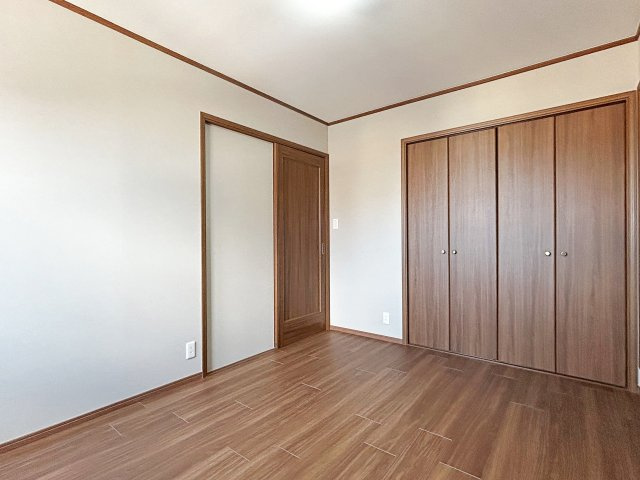 宮田町1丁目の洋室|【洋室/約6.75帖】家族一人ひとりの大切なプライベート空間。趣味に合わせて使って頂けるようシンプルに仕上げてあります。暮らし心地を大きく左右する収納を、適材適所に配置し使い勝手を考慮しました。