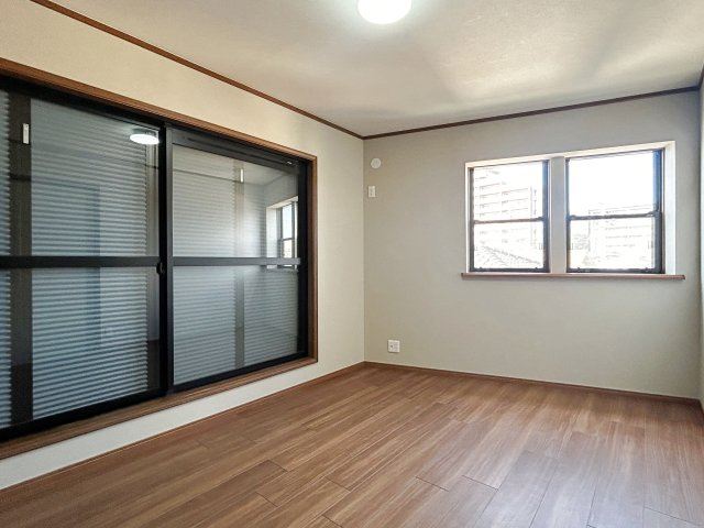 宮田町1丁目の洋室|【洋室/約6.75帖】木目のフローリングが暖かみのある室内に。明るい寝室で心地のいい朝を迎えられそう。