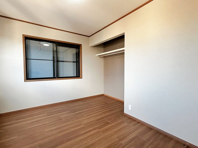 宮田町1丁目の洋室|【洋室/約6.5帖】シンプルながら居心地の良い洋室。どんな家具も置きやすく、子ども部屋や寝室など多用途に活用できる使いやすい空間です。