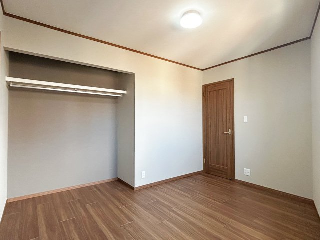 宮田町1丁目の洋室|【洋室/約6.5帖】広さにゆとりある洋室は、寝室＋ワークスペースなど多目的な使い方が可能。家具配置の自由度も高く、快適に過ごせる空間です。