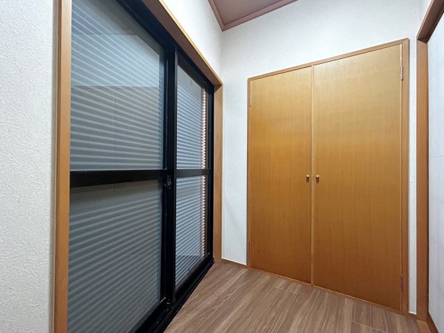 宮田町1丁目の収納|掃除道具や日用品ストックをまとめて収納できる納戸で、毎日の家事がもっとスムーズに。使い勝手を高めるプラスの収納空間です