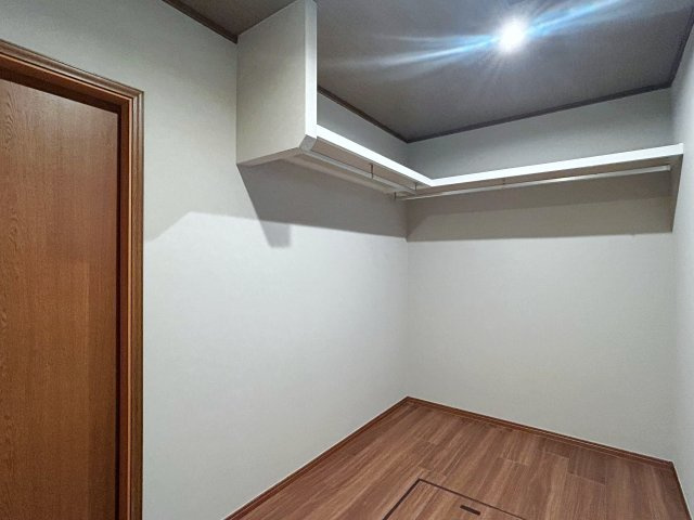 宮田町1丁目の収納|大容量ウォークインクローゼットで、衣類や小物をすっきり収納。整理整頓が簡単で、毎日の支度もスムーズ。暮らしやすさを実感できる住まいです