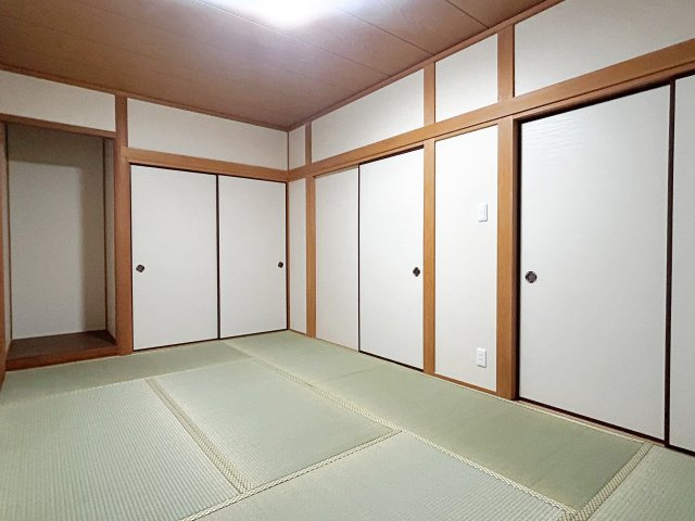 宮田町1丁目の和室|【和室/7.5帖】落ち着きある和室は、畳の香りに包まれたくつろぎ空間。昼寝や趣味、客間としても使え、家族みんなが心地よく過ごせます。