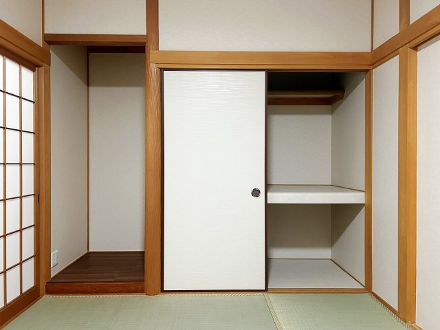 宮田町1丁目の和室|【和室/7.5帖】和室の押入れで、客用布団や季節物をまとめて収納。居室は広々と使え、家族みんなが過ごしやすい住まいをサポートします。