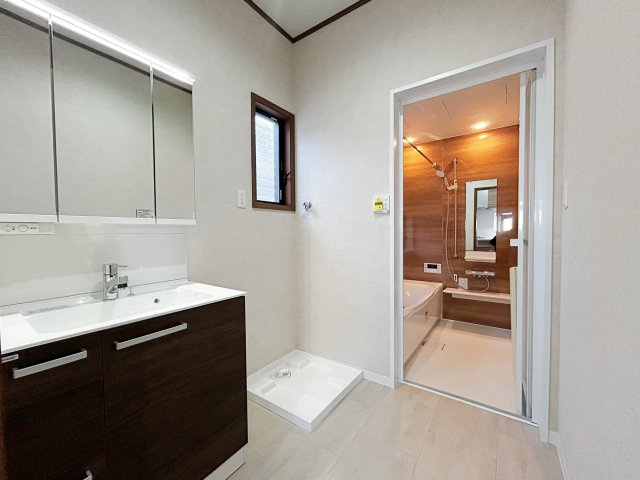 宮田町1丁目の独立洗面台|ゆとりの洗面スペースで朝の身支度も快適スムーズに。３面鏡で髪のセットやお化粧もストレスなくこなせ、朝から気分良く通勤通学に向かえそうですね！鏡の裏にはたっぷりと収納スペースを標準装備！