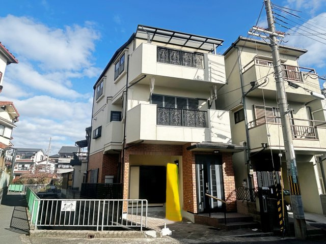 宮田町1丁目の外観|モダンなデザインと個性あふれる外観で、訪れる人を魅了。街並みに馴染みつつも、確かな存在感を放つ家です