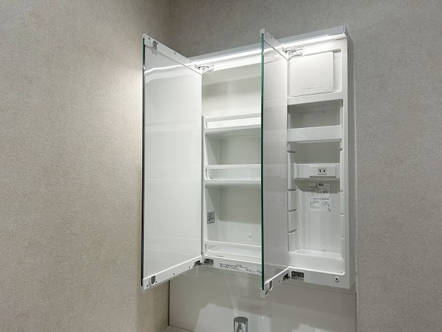 宮田町1丁目の独立洗面台|三面鏡付き洗面化粧台で、家族の朝の身支度もストレスなく快適に。鏡裏の収納力でごちゃつきやすい洗面用品もすっきり整理できる住まいです。