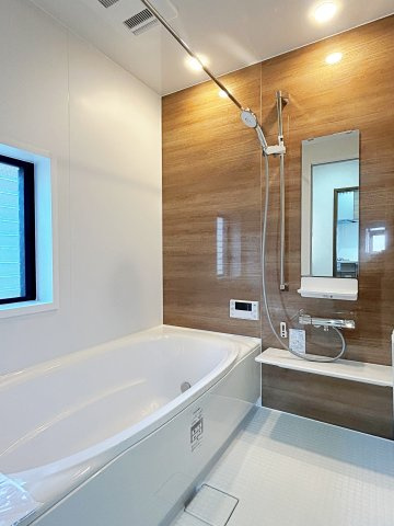 宮田町1丁目の浴室|浴室暖房換気乾燥機付きだから、寒い季節でもヒートショックを防ぎ快適。洗濯物も干せる便利さで、家族みんなが使いやすい浴室空間です。