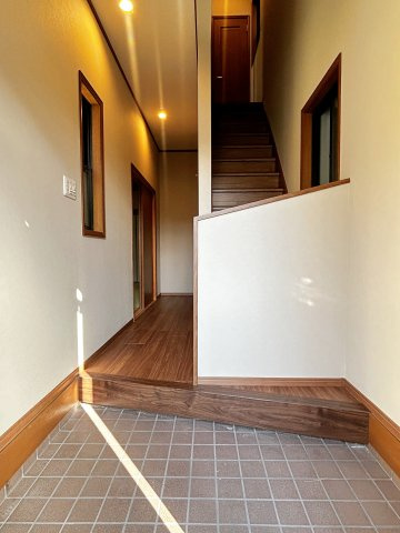 宮田町1丁目の玄関|シンプル且つモダンなエントランス＆ホール。ゆとりを感じさせる上質で明るい空間が住まう人や訪れる人を心地よく迎え入れてくれます。