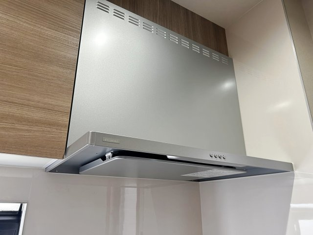 宮田町1丁目の設備|【レンジフード】お手入れしやすいレンジフード完備。油汚れや煙もサッと掃除でき、いつでも清潔で気持ちの良いキッチンを保てます。