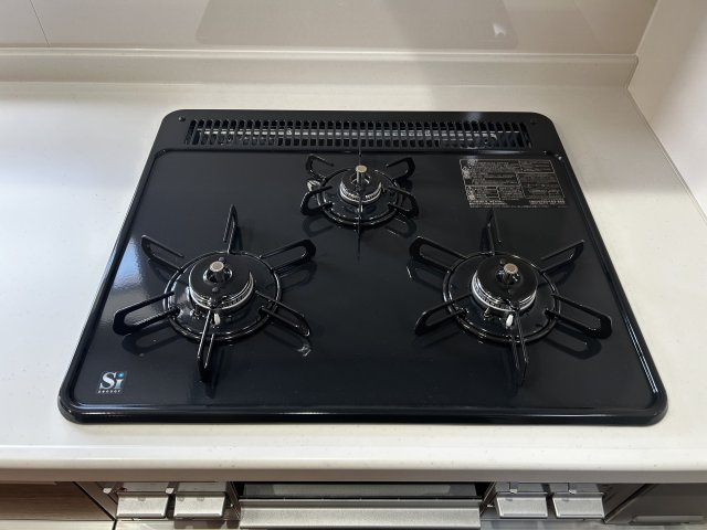 宮田町1丁目の設備|【３口コンロ】同時に複数の料理ができる３口コンロ付き。忙しい家事も効率的にこなせ、毎日の料理時間がスムーズになります