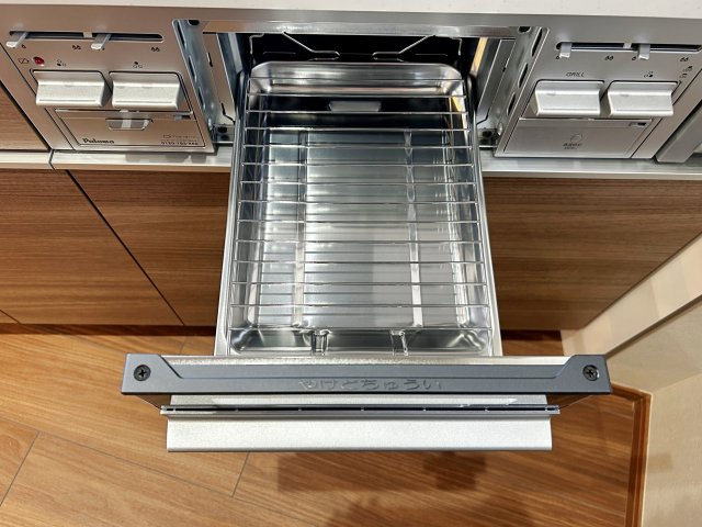 宮田町1丁目の設備|【グリル】魚や野菜もお手軽に焼けるキッチングリル付き。調理の幅が広がり、毎日の食事作りがもっと楽しくなります。