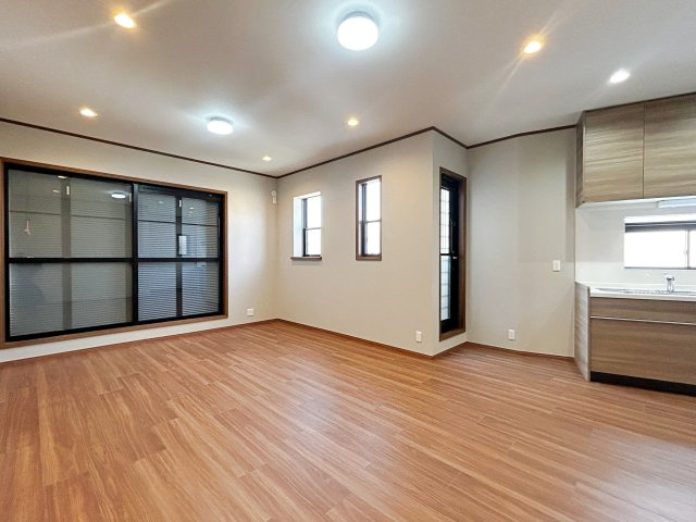 宮田町1丁目の居間・リビング|【LDK/約18帖】開放感のある２階リビングは日当たりもよく日中は明るい日差しが射し込みます。また、道路からの目線も気になりにくいのでプライバシーも守られやすいですね。