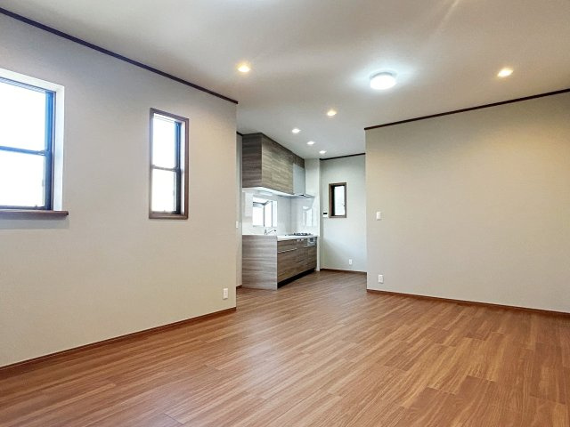 宮田町1丁目の居間・リビング|【LDK/約18帖】キッチン・洗面・浴室が近くにまとまった家事ラク動線のリビング。家族の様子を見守りながら家事ができ、忙しい毎日もスムーズに過ごせる間取りです