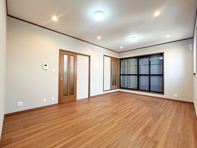 宮田町1丁目の居間・リビング|【LDK/約18帖】大切なご家族が集まるからこそＬＤＫはこだわりたい！休日はおひさまの光をたっぷりと取りこめるリビングでゆったりと過ごしませんか