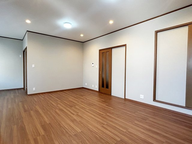 宮田町1丁目の居間・リビング|【LDK/約18帖】家族が一番長く過ごす場所だからこそ、明るさと心地よさを重視した２階リビング設計。外からの視線を気にせず、のびのび寛げる暮らしが叶います