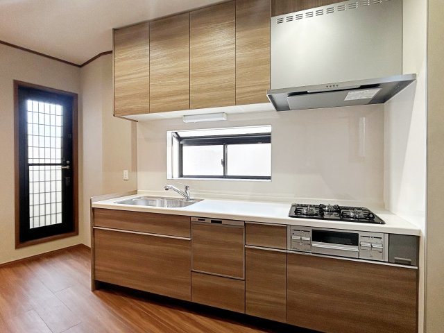 宮田町1丁目のキッチン|壁に沿った配置で動線スッキリの壁付キッチン。調理や片付けが効率よく行え、コンパクトながら機能的な設計で暮らしやすさを実感できる空間です