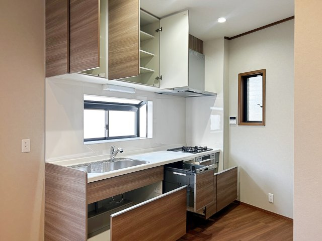 宮田町1丁目のキッチン|調理から片付けまでをスムーズにしてくれるシステムキッチン。収納力も高く、スッキリ整う空間で毎日の料理がもっと楽しく、快適に。