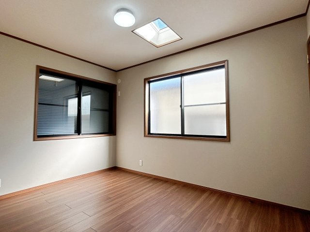 宮田町1丁目の洋室|【洋室/約７帖】全ての居室が６帖以上の洋室だから、ベッドやデスクを置いてもゆったり。個々のプライベート空間をしっかり確保した快適な住まいです。