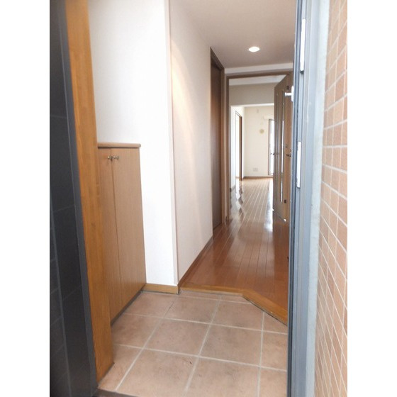 ロイヤルヒルズ中浦和の玄関|明るい玄関です