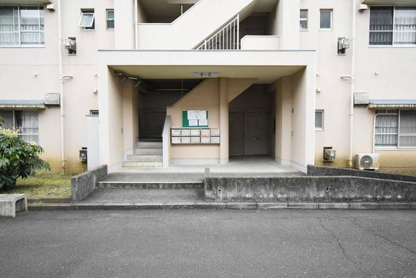 ビレッジハウス上尾向原1号棟のエントランス|建物の内部です